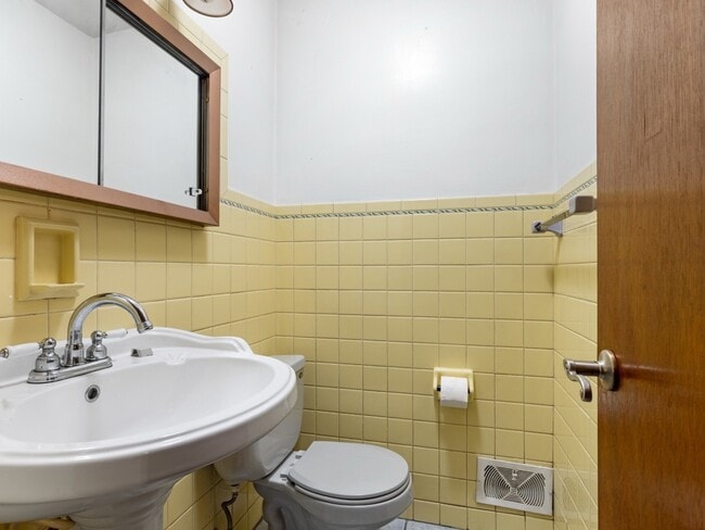 Building Photo - 2916 School St