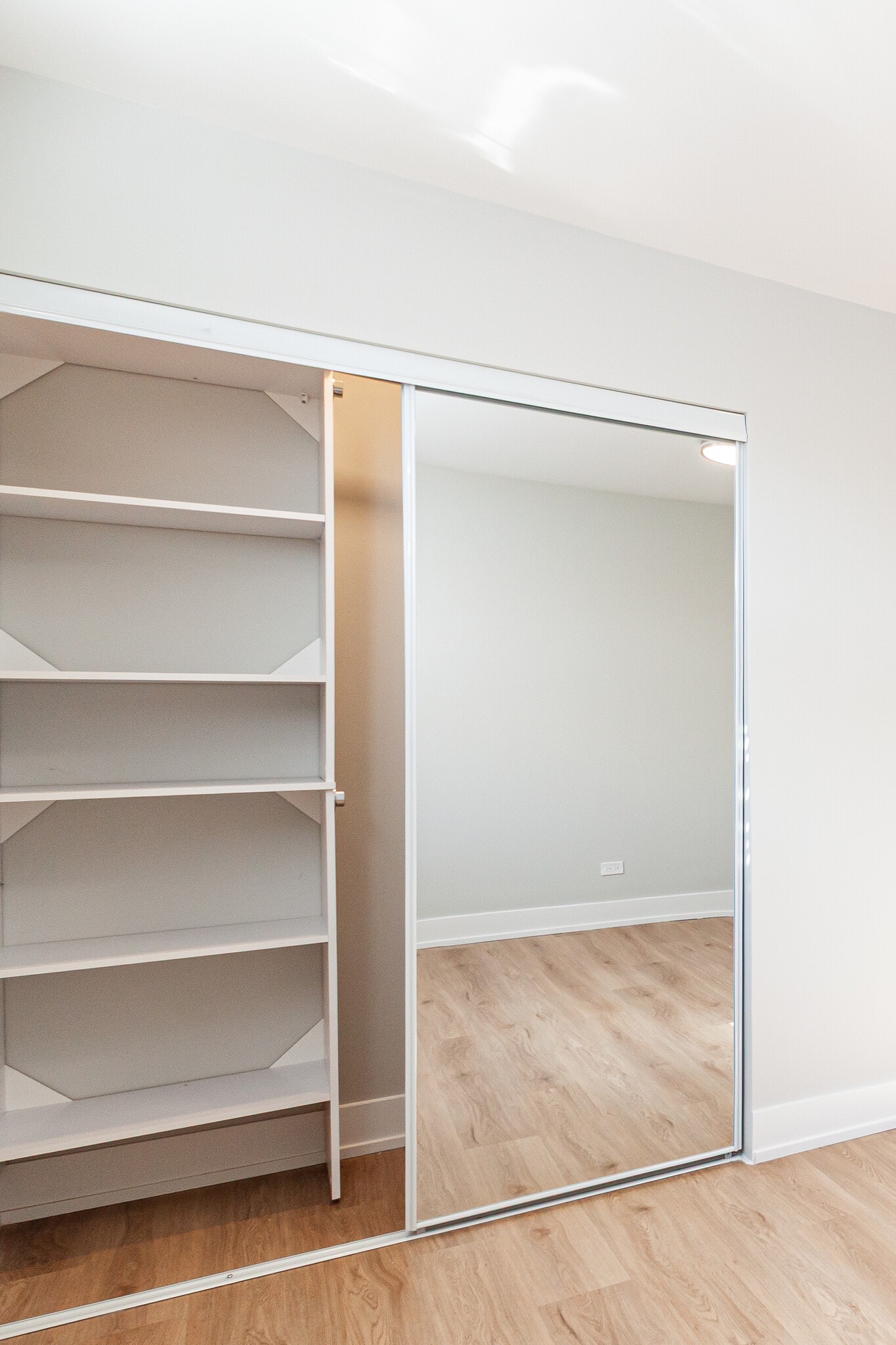 Building Photo - 531 W Aldine Ave