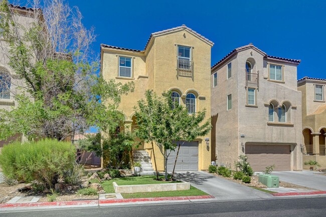 Building Photo - Stylish Tri-Level Home/Tandem Garage in Henderson