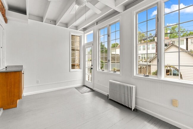 Building Photo - 3 Bed 2 Bath - Glover Park Row Home - Fini...