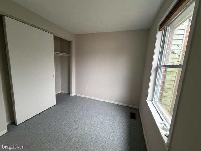 Building Photo - 327 James St