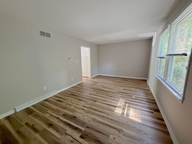 Building Photo - City Townhome – 2 Bed, 1.5 Bath + 2 Parking Spots!