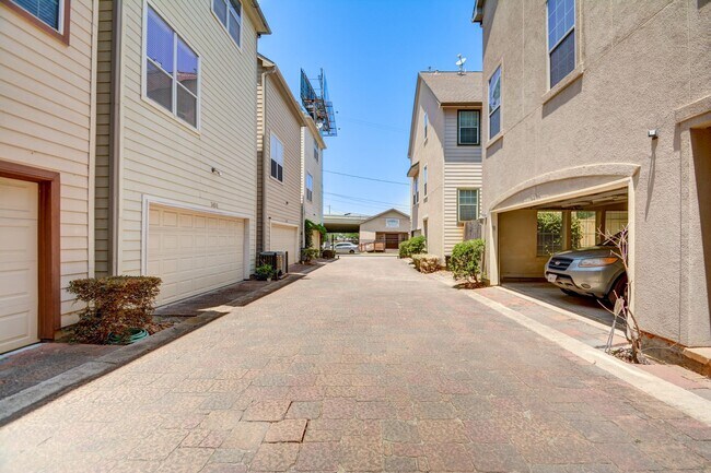 Building Photo - 3 Story home in private gated community!