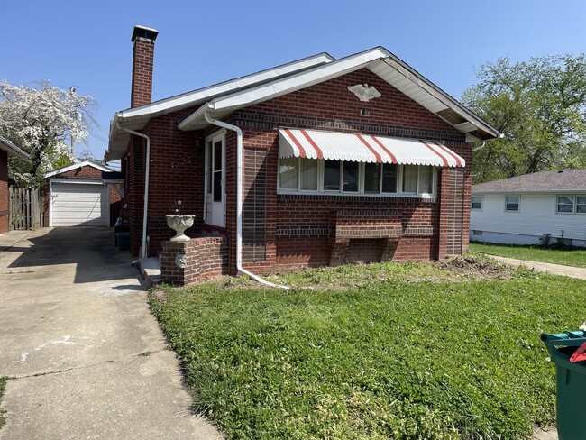 Primary Photo - 1352 E Riverside Ave