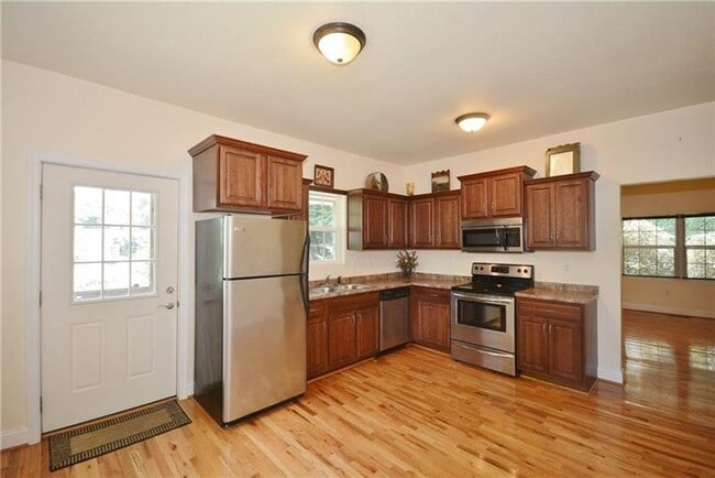 Building Photo - Adorable 2 Bed, 1 Bath Home in South Fayette - Covered Porches, Large Yard - Available as early a...