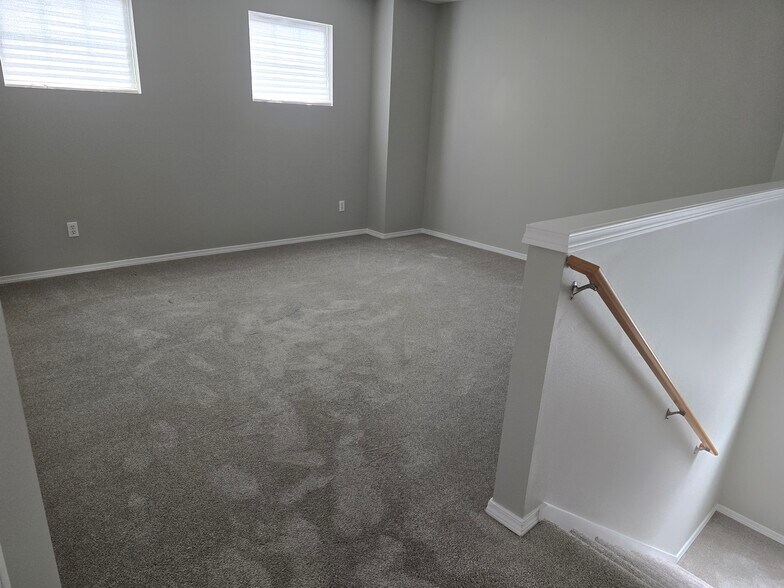 open loft - 454 Shelton Pl NE
