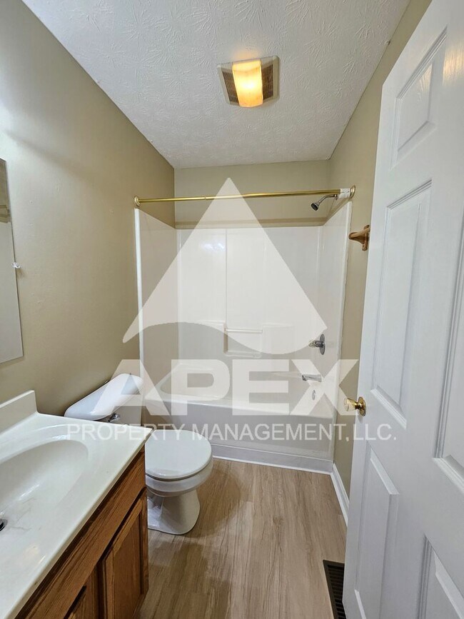 Building Photo - MOVE-IN SPECIAL,NO RENT TIL JUNE 1ST! - Nice 2 Bd | 1.5 Ba Townhouse in West Knox Condo Community!