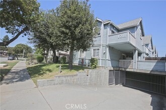 Building Photo - 1211 Huntington Dr