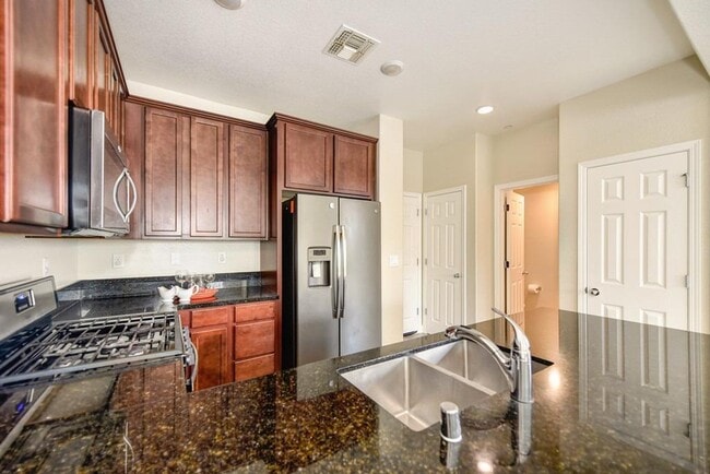Building Photo - 3 Bed 2.5 Bath 2 Car Garage in Natomas
