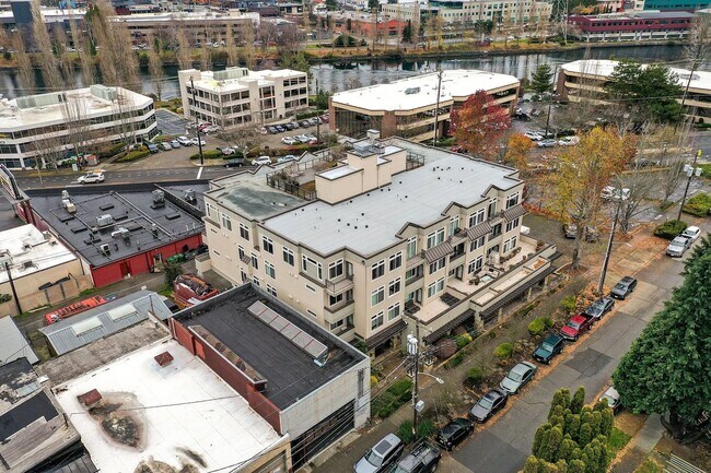 Building Photo - Charming 1-Bedroom in North Queen Anne clo...