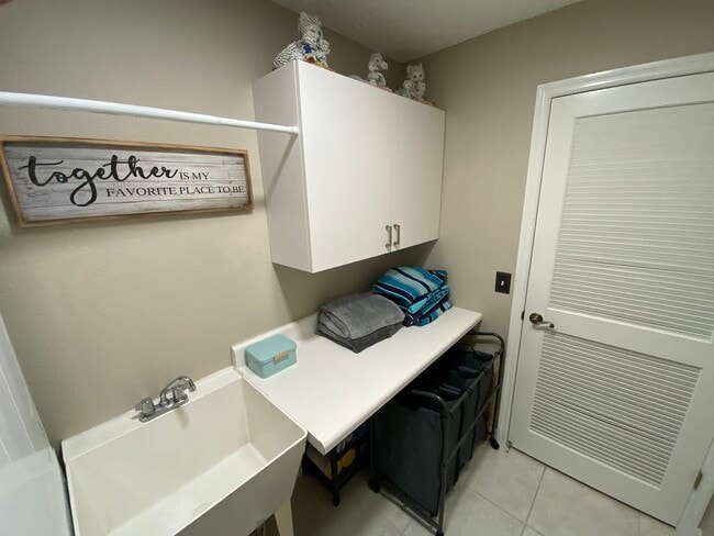 Building Photo - Gorgeous 3 + 2 Turnkey ANNUAL Lease w/Swim Spa & Large Private Screened in Patio In The Village o...