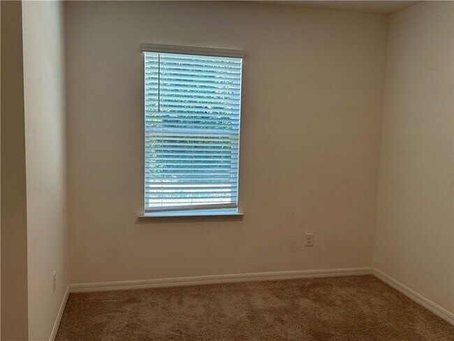 Building Photo - 742 Forster Ave