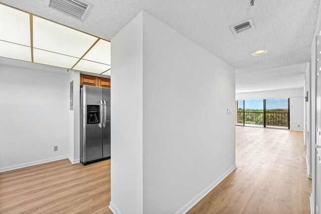 Building Photo - 6662 Boca Del Mar Dr