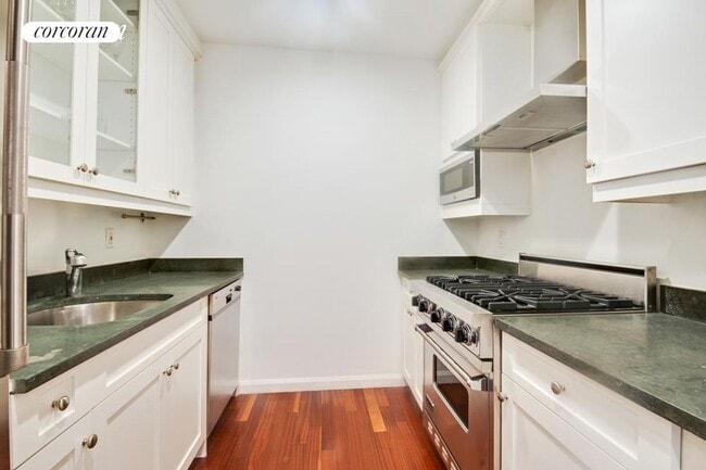 Building Photo - 400 E 51st St