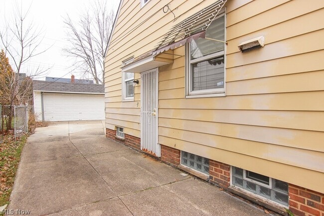 Building Photo - 15305 Rockside Rd