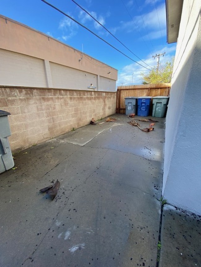 Building Photo - Hedges Ave