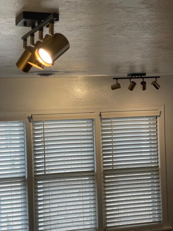 Building Photo - 2515 N Harvey Ave