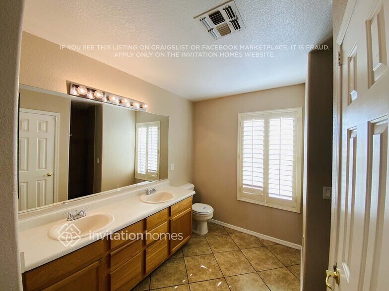 Building Photo - 6062 S Bell Pl