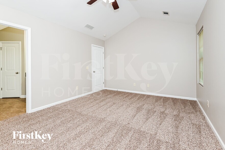 Building Photo - 380 Pine Tree Dr