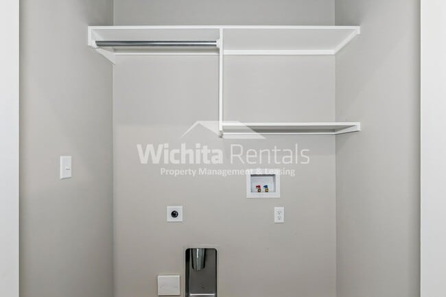 Building Photo - Move-In Ready Duplex in Bel Aire!