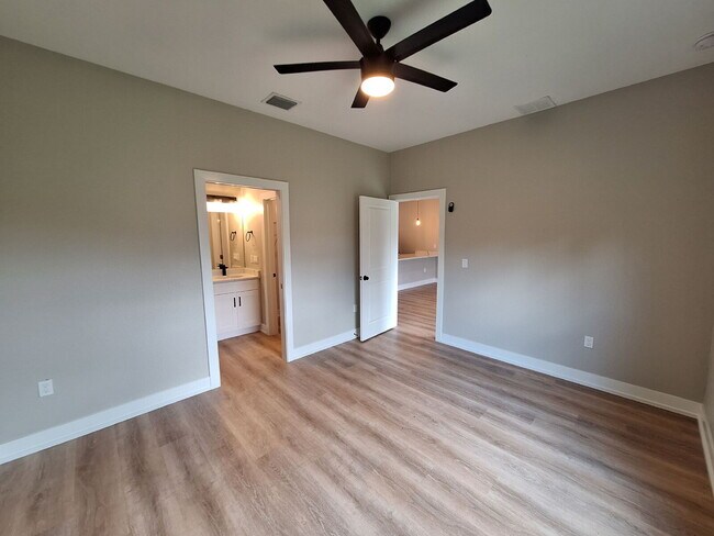 Building Photo - Available with ZERO DEPOSIT MOVE-IN!