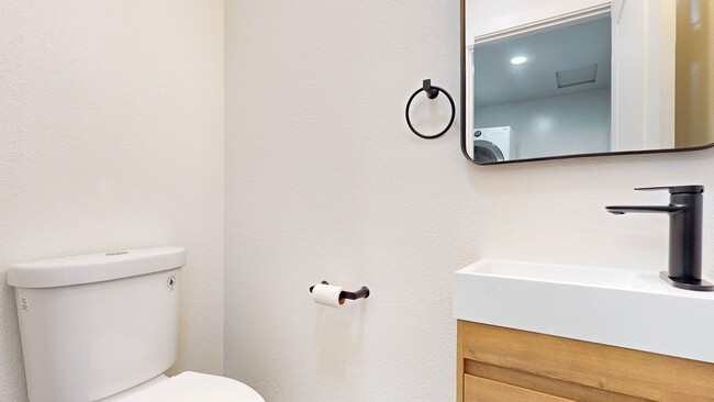 Building Photo - Beautiful 2 Bedroom 1.5 Bathroom Home! Sho...