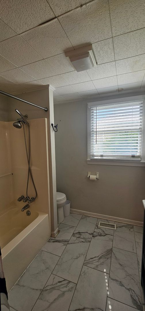 Building Photo - Snowbird Rental or Short-Term Getaway – Just Steps from the Beach!