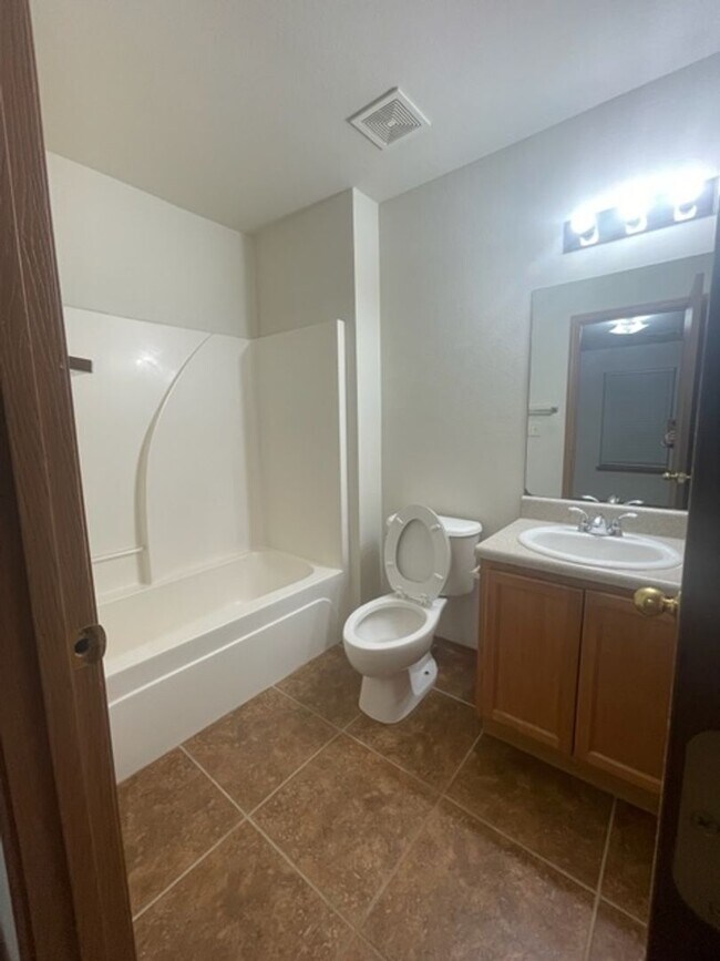 Building Photo - 317-319 E. Asher Ct.