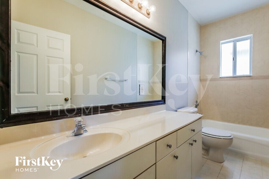 Building Photo - 2530 NE 41st Terrace