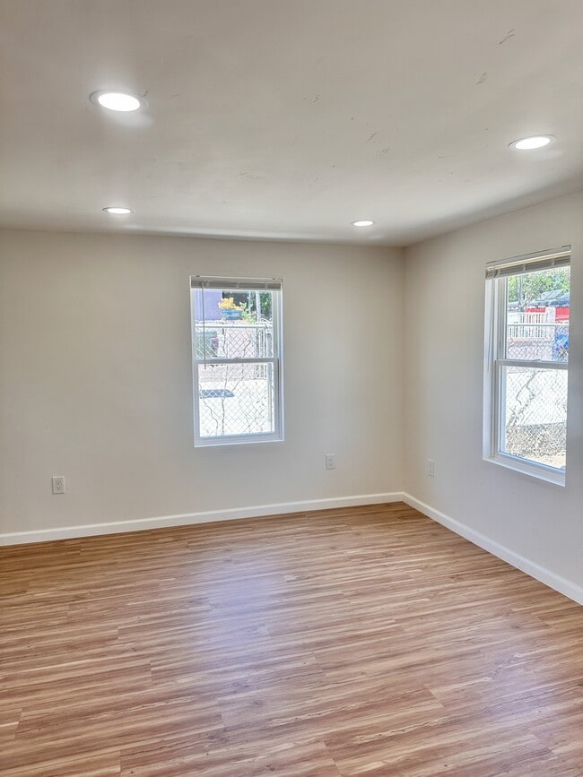 Building Photo - Ridgeway Home