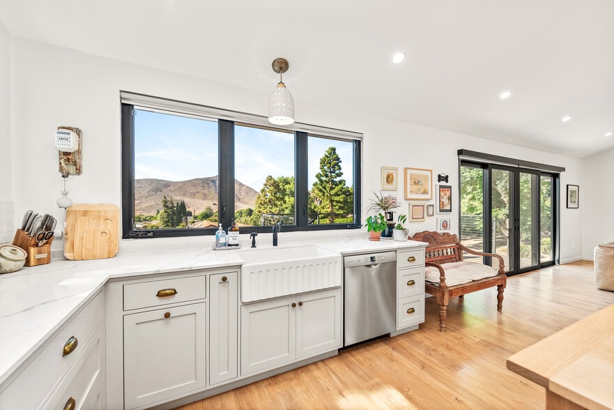 Building Photo - 2474 Barbara Dr