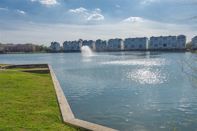 Building Photo - 8817 Lakeshore Bend Dr