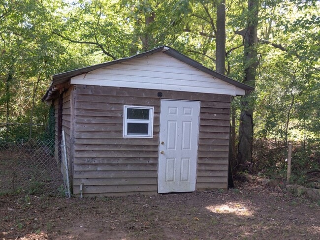 Building Photo - 610 N Fir St