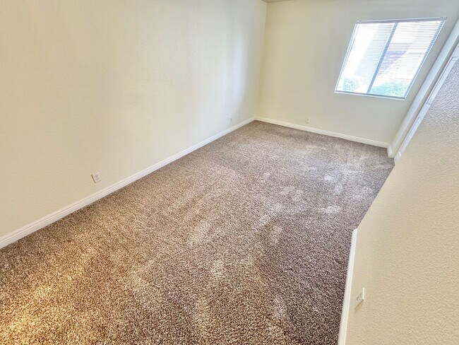 Building Photo - ** SUPER SUMMER SPECIAL!! $400 Off First Month's Rent **  Stylish condo with new upgrades, tennis...