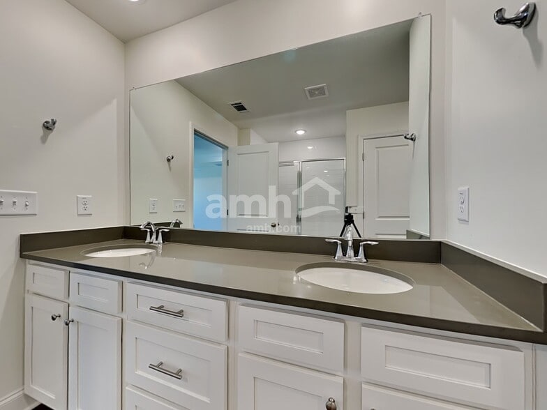 Building Photo - 3901 Chivalry Dr