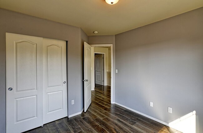 Building Photo - Spacious Craftsman Style Home - Pet Friendly!