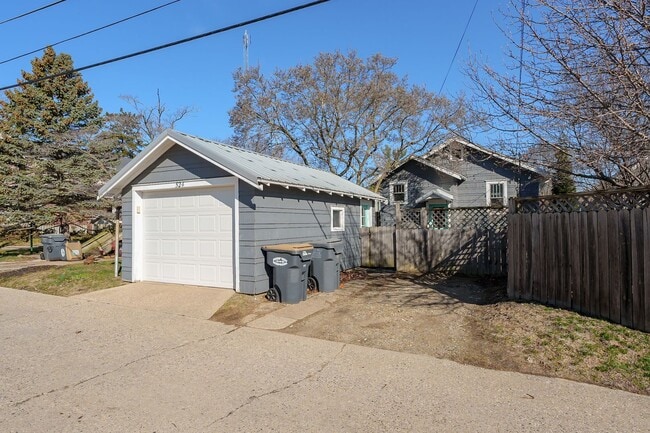 Building Photo - Charming 2-Bedroom Home for Rent in the He...