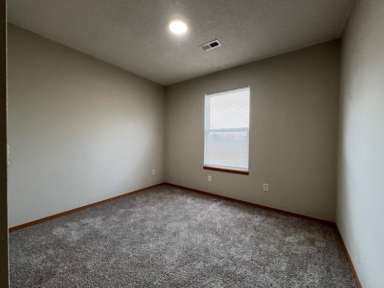 Bedroom 3 - 2414 E Conquest St
