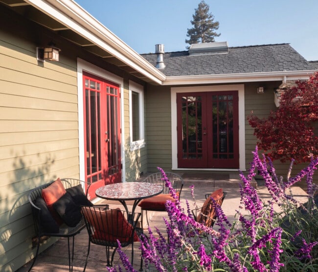 Patio space with 5 person table with entrance to living and kitchen - 132 Anthony St