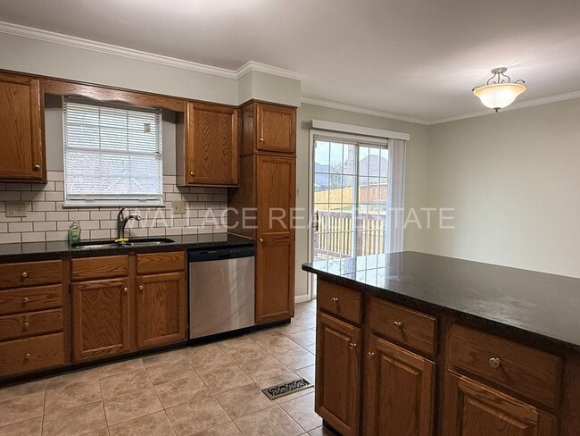 Building Photo - 4 BEDROOM, 3.5 BATHROOM HOME IN BEXHILL!