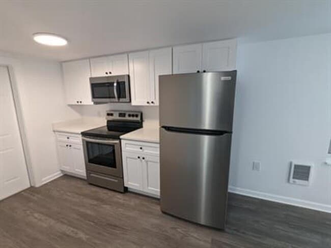 Building Photo - 1131 Queen St N