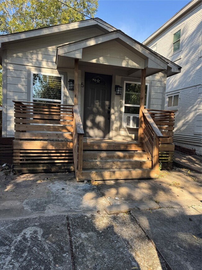 Building Photo - 4630 Woodside St