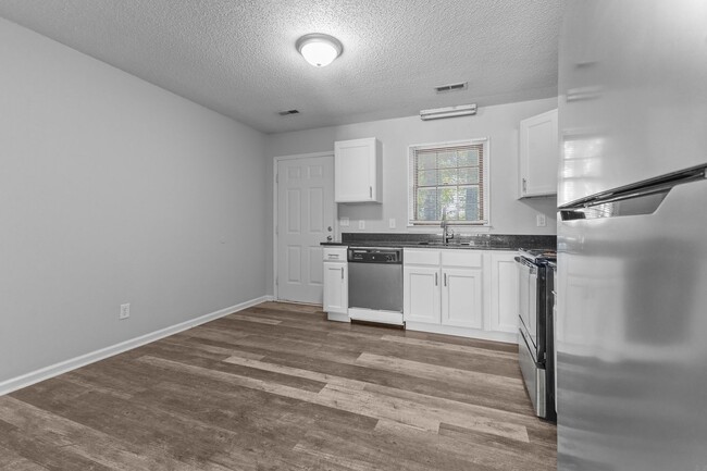Building Photo - Charming 2 Bedroom Apartment