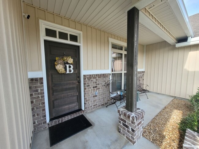 Building Photo - Beautiful 4BD/2BA Home with Screened Patio...