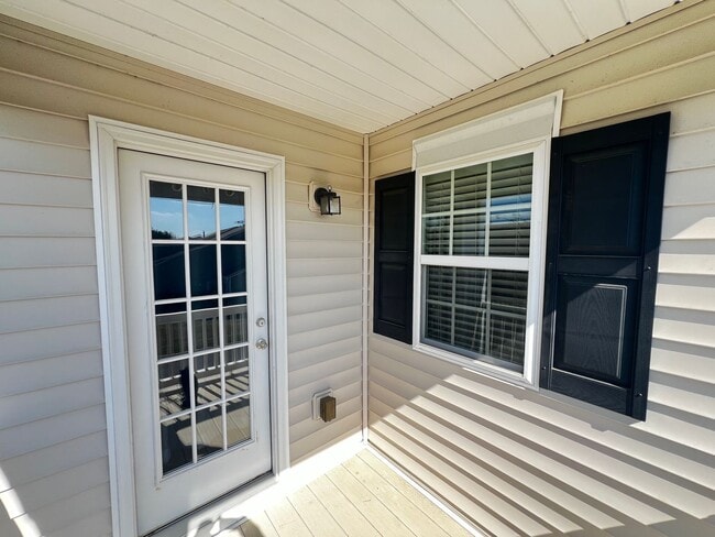 Building Photo - Beautiful 4 Bedroom, 3.5 Bath, Town Home at Tuscany is Available Now!