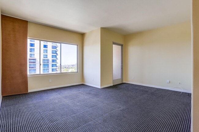 Building Photo - Amazing views from this gorgeous Bankers H...