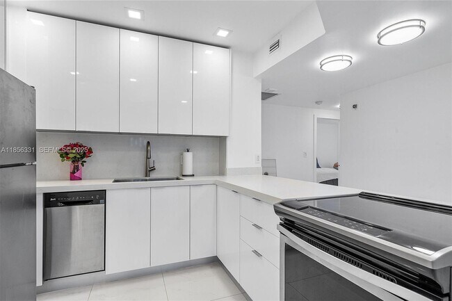 Building Photo - 1980 S Ocean Dr