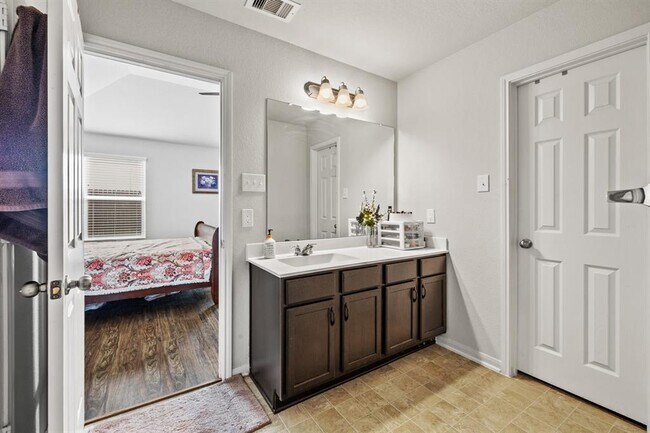 Building Photo - 15111 Longleaf Frst Dr