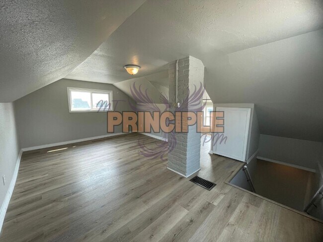 Building Photo - 735 Placer St