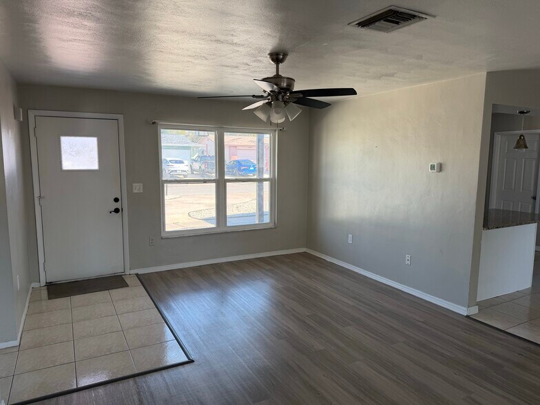 Building Photo - 7520 Hawthorn Dr